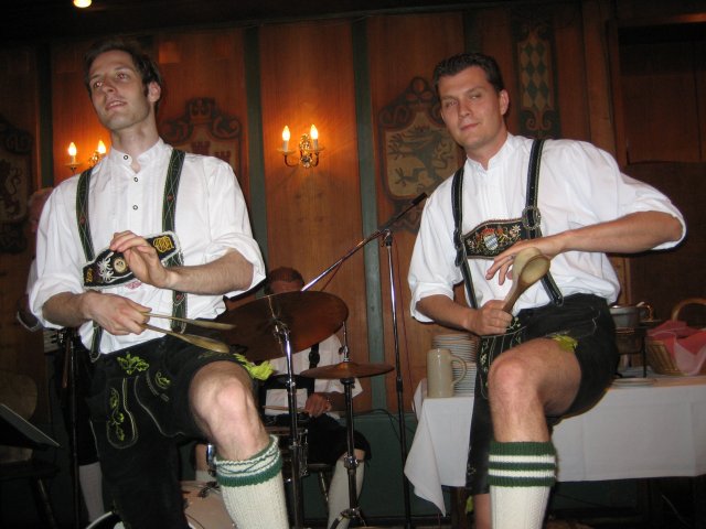 hofbraudancers.jpg